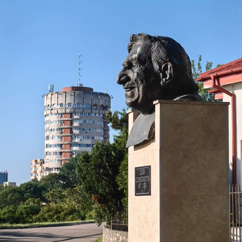 Statuia actorului Jean Constantin