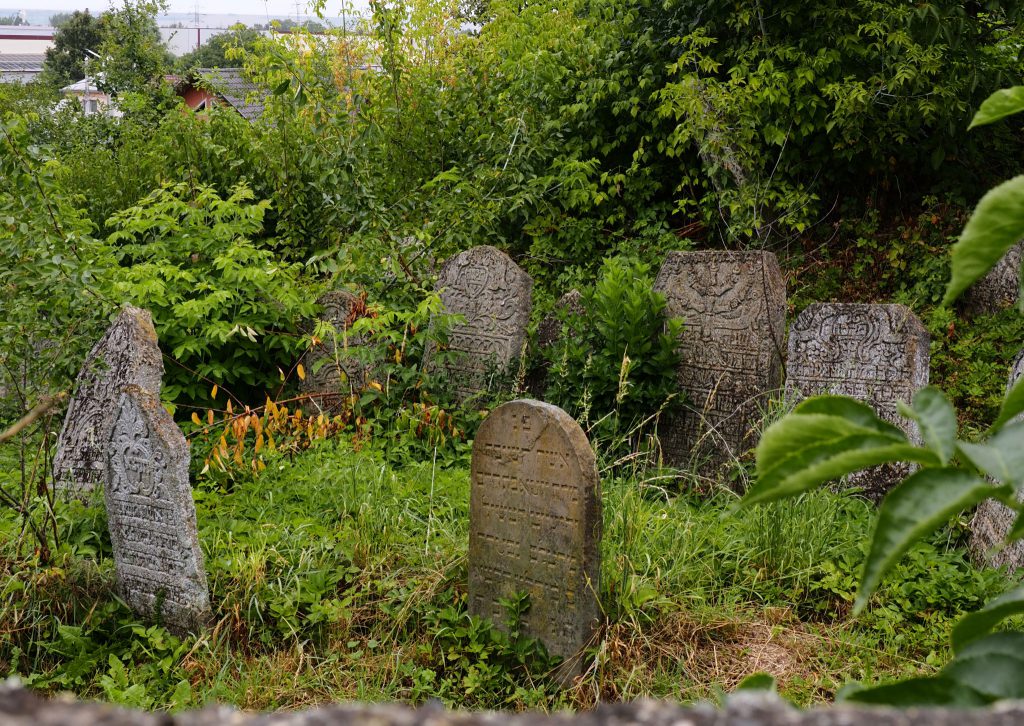 Cimitirul evreiesc medieval - 1560 - unul din cele mai vechi din Europa de Est